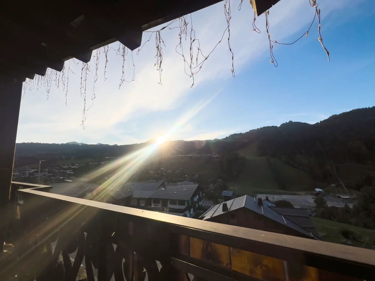 Lever de soleil sur Les Gets vu depuis le balcon d'une chambre du Chalet Sandy